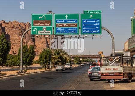 AL ULA, SAUDI-ARABIEN - 9. NOVEMBER 2021: Verschiedene Verkehrsschilder in Al Ula, Saudi-Arabien Stockfoto