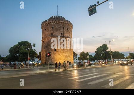 Weißer Turm von Thessaloniki am Abend, Griechenland. Stockfoto
