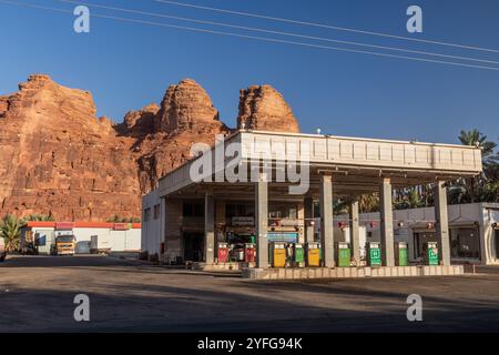 AL ULA, SAUDI-ARABIEN - 9. NOVEMBER 2021: Tankstelle in der Nähe von Al Ula, Saudi-Arabien Stockfoto