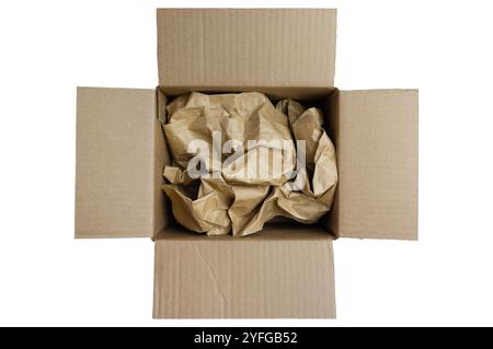 Ein offener Karton, gefüllt mit zerknittertem braunem Packpapier, isoliert auf einem hellgrauen Hintergrund. Das Bild zeigt einfache, nachhaltige Verpackungen Stockfoto