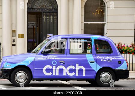 London, England, Großbritannien - 27. Juni 2023: Londoner Taxi in den Farben der Cinch-Autoverkäuferin gestrichen Stockfoto