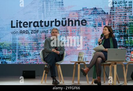 FRANKFURT AM MAIN - 16. Oktober 2024: Natascha Fredel und André Kubiczek auf der 76. Frankfurter Buchmesse / Buchmesse Frankfurt Stockfoto