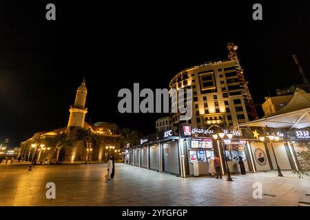 MEDINA, SAUDI-ARABIEN - 11. NOVEMBER 2021: Al-Ghamama Moschee und verschiedene Fast Food in Medina, Saudi-Arabien Stockfoto