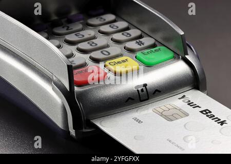 Zahlungsterminal mit generischer Bankkarte am Schalter Stockfoto