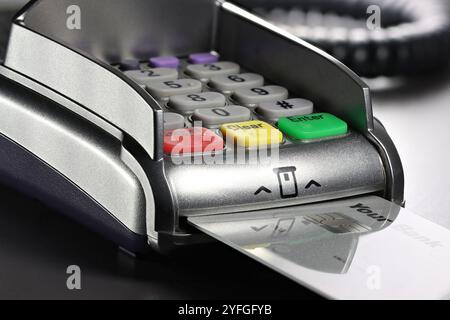 Zahlungsterminal mit generischer Bankkarte am Schalter Stockfoto