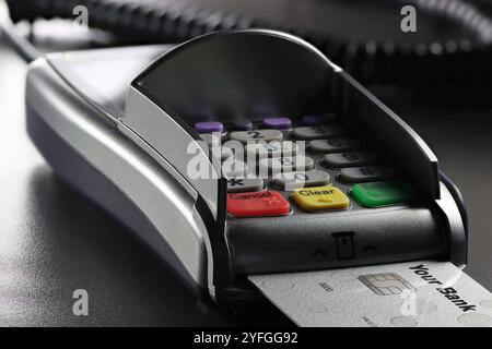 Zahlungsterminal mit generischer Bankkarte am Schalter Stockfoto