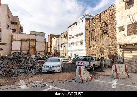 MEDINA, SAUDI-ARABIEN - 12. NOVEMBER 2021: Zerbröckelnde Nachbarschaft von Medina, Saudi-Arabien Stockfoto