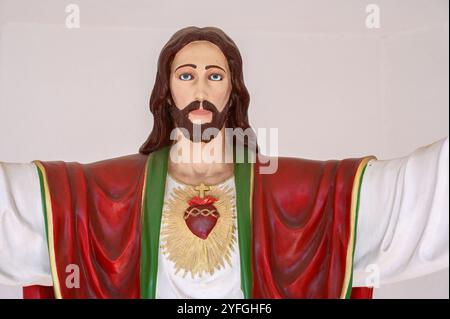 Das Heilige Herz Jesu. Eine Statue in der Nähe der Kirche des Heiligen Herzens Jesu in Studenci, Bosnien und Herzegowina. Stockfoto