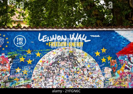 Farbenfrohe Lennon-Mauer, die John Lennon gewidmet ist, auf dem Platz der Großen Priorei, dem Viertel Malá Strana, historische Graffiti-Mauer in Prag, Tschechien. Stockfoto