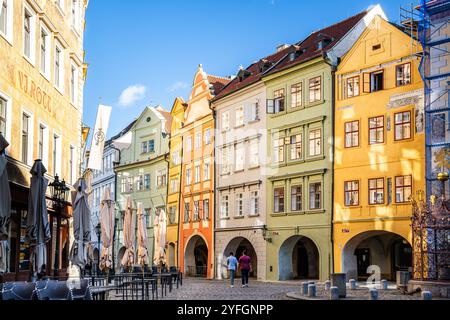 Männliche Namesti, ein dreieckiger Platz mit Arkaden, umgeben von historischen und farbenfrohen Gebäuden, in der Altstadt von Prag, Tschechien. Stockfoto