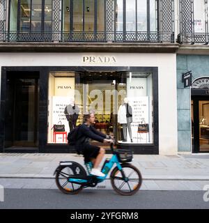 Außenansicht des Prada Stores an der Old Bond Street in London W1 England Großbritannien Stockfoto