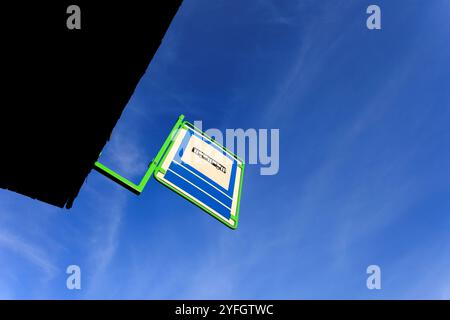 Bushaltestelle - Piktogramm und Symbol, die eine Haltestelle für öffentliche Verkehrsmittel markieren. Löschen Sie den blauen Himmel als Kopierraum Stockfoto