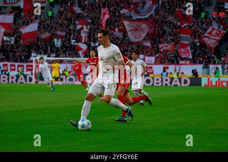 Freiburg, Deutschland. November 2024. Dominik Kohr (FSV Mainz 05) beim Spiel der 1. FBL: 24-25:1. FBL: 24-25:9. Sptg. SC Freiburg - FSV Mainz 05 DFL-VORSCHRIFTEN VERBIETEN JEDE VERWENDUNG VON FOTOGRAFIEN ALS BILDSEQUENZEN UND/ODER QUASI-VIDEONann Credit: dpa/Alamy Live News Stockfoto