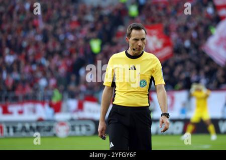 Freiburg, Deutschland. November 2024. Schiedsrichter Benjamin Brand beim Spiel der 1. FBL: 24-25:1. FBL: 24-25:9. Sptg. SC Freiburg - FSV Mainz 05 DFL-VORSCHRIFTEN VERBIETEN JEDE VERWENDUNG VON FOTOGRAFIEN ALS BILDSEQUENZEN UND/ODER QUASI-VIDEONann Credit: dpa/Alamy Live News Stockfoto