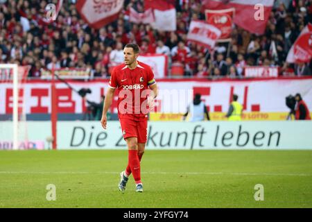 Freiburg, Deutschland. November 2024. Christian Günter (SC Freiburg) beim Spiel der 1. FBL: 24-25:1. FBL: 24-25:9. Sptg. SC Freiburg - FSV Mainz 05 DFL-VORSCHRIFTEN VERBIETEN JEDE VERWENDUNG VON FOTOGRAFIEN ALS BILDSEQUENZEN UND/ODER QUASI-VIDEONann Credit: dpa/Alamy Live News Stockfoto