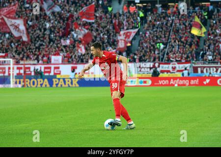 Freiburg, Deutschland. November 2024. Christian Günter (SC Freiburg) beim Spiel der 1. FBL: 24-25:1. FBL: 24-25:9. Sptg. SC Freiburg - FSV Mainz 05 DFL-VORSCHRIFTEN VERBIETEN JEDE VERWENDUNG VON FOTOGRAFIEN ALS BILDSEQUENZEN UND/ODER QUASI-VIDEONann Credit: dpa/Alamy Live News Stockfoto