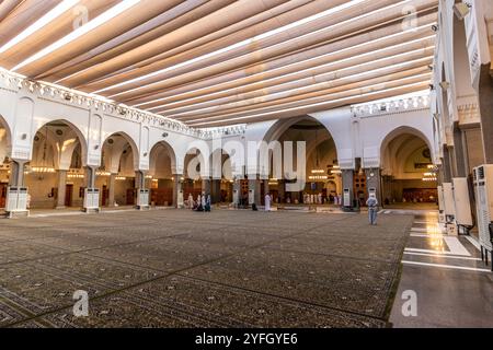 MEDINA, SAUDI-ARABIEN - 12. NOVEMBER 2021: Innenhof der Quba-Moschee in Medina, Saudi-Arabien Stockfoto