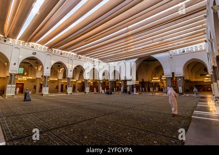 MEDINA, SAUDI-ARABIEN - 12. NOVEMBER 2021: Innenhof der Quba-Moschee in Medina, Saudi-Arabien Stockfoto