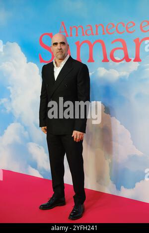 Luis Tosar nimmt am 4. November 2024 im Capitol Cinema in Madrid, Spanien, bei der Premiere von Amanece EN Samaná Teil. Stockfoto