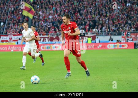 Freiburg, Deutschland. November 2024. Christian Günter (SC Freiburg) beim Spiel der 1. FBL: 24-25:1. FBL: 24-25:9. Sptg. SC Freiburg - FSV Mainz 05 DFL-VORSCHRIFTEN VERBIETEN JEDE VERWENDUNG VON FOTOGRAFIEN ALS BILDSEQUENZEN UND/ODER QUASI-VIDEONann Credit: dpa/Alamy Live News Stockfoto