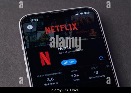 Mainz, 24. Oktober 2024: Netflix App-Symbol auf einem Smartphone-Bildschirm in Deutschland auf schwarzem Hintergrund Stockfoto