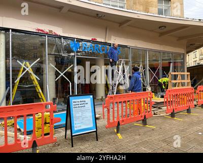 Laufende Reparaturarbeiten an der Barclays Bank in Bristol, die von Aktivisten der Palästinensischen Aktion angegriffen wurde, die das Glas zertrümmerten und rote Farbe besprühten. Stockfoto