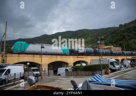 Ein Güterzug mit Tankwagen fährt durch das Dorf Monterosso al Mare, Cinque Terre, Provinz La Spezia, Teil der Region Ligu Stockfoto