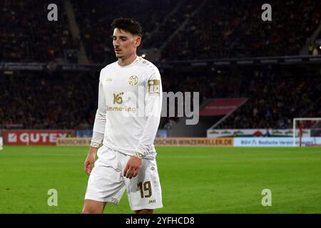 Freiburg, Deutschland. November 2024. Anthony Caci (FSV Mainz 05) beim Spiel der 1. FBL: 24-25:1. FBL: 24-25:9. Sptg. SC Freiburg - FSV Mainz 05 DFL-VORSCHRIFTEN VERBIETEN JEDE VERWENDUNG VON FOTOGRAFIEN ALS BILDSEQUENZEN UND/ODER QUASI-VIDEONann Credit: dpa/Alamy Live News Stockfoto