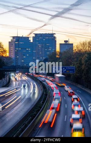 Abendlicher Verkehr, teils mit Stau, zäh fließendem Verkehr auf der Autobahn A40, Skyline von Essen, Evonik Konzern Zentrale, Essen, NRW, Deutschland Verkehr A40 Essen *** Abendverkehr, teilweise mit Staus, langsam fahrender Verkehr auf der Autobahn A40, Essener Skyline, Evonik Group Headquarters, Essen, NRW, Deutschland Verkehr A40 Essen Stockfoto