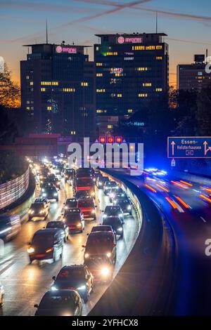 Abendlicher Verkehr, teils mit Stau, zäh fließendem Verkehr auf der Autobahn A40, Skyline von Essen, Evonik Konzern Zentrale, Essen, NRW, Deutschland Verkehr A40 Essen *** Abendverkehr, teilweise mit Staus, langsam fahrender Verkehr auf der Autobahn A40, Essener Skyline, Evonik Group Headquarters, Essen, NRW, Deutschland Verkehr A40 Essen Stockfoto