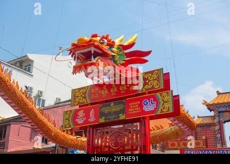 Chinesischer Drache (Loong) am Tor zu Chinatown an der Jalan Hang Jebat Street im historischen Stadtzentrum von Melaka, Malaysia. Das historische Malakka ist eine World Herita Stockfoto