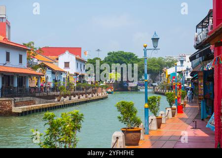 Historisches Haus am Ufer am Malacca River im Stadtzentrum von Melaka, Malaysia. Historische Städte in der Straße von Malakka gehören zum Weltkulturerbe. Stockfoto