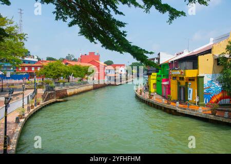 Historisches Haus am Ufer am Malacca River im Stadtzentrum von Melaka, Malaysia. Historische Städte in der Straße von Malakka gehören zum Weltkulturerbe. Stockfoto