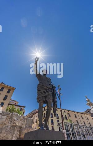 Saragossa, Spanien - 23. Juli 2024 : Bronzestatue des Kaisers Augustus. Sunstar über der Hand. Kopie nach Augusto de Prima Porta Original Skulptur Stockfoto