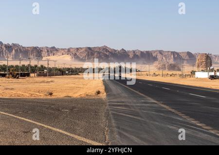 Straße 70 durch die Wüste bei Al Ula, Saudi-Arabien Stockfoto