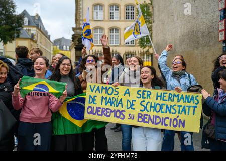 Mädchen mit einem Plakat: "Wir werden Schönstatt Marienschwestern sein, wir bitten um deinen Segen." Apostolischer Besuch von Papst Franziskus in Luxemburg. Stockfoto