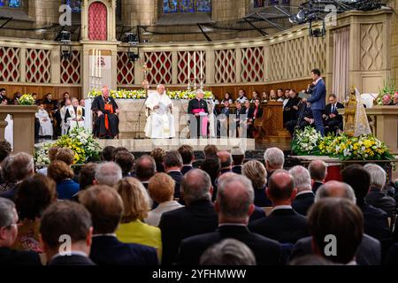 Papst Franziskus hört das Zeugnis von Diogo Gomes Costa, der über seine Erfahrungen im WJD 2023 spricht. Papstbesuch in Luxemburg 2024. Stockfoto