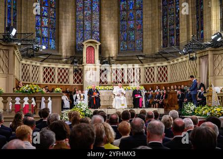 Papst Franziskus hört das Zeugnis von Diogo Gomes Costa, der über seine Erfahrungen im WJD 2023 spricht. Papstbesuch in Luxemburg 2024. Stockfoto