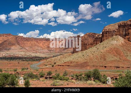 Panoramablick auf rote Sandsteinfelsen einschließlich Chimney Rock vom Panorama Point im Capitol Reef National Park im Süden Utahs Stockfoto