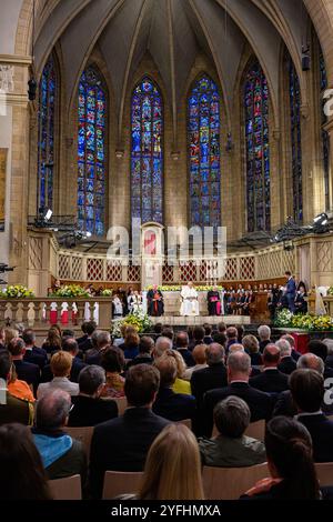 Papst Franziskus hört das Zeugnis von Diogo Gomes Costa, der über seine Erfahrungen im WJD 2023 spricht. Papstbesuch in Luxemburg 2024. Stockfoto