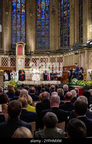 Papst Franziskus hört das Zeugnis von Diogo Gomes Costa, der über seine Erfahrungen im WJD 2023 spricht. Papstbesuch in Luxemburg 2024. Stockfoto