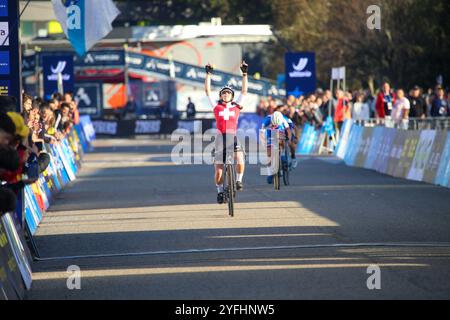 Pontevedra, Spanien, 03. November 2024: Die Schweizer Radrennfahrerin Anja Grossmann (14, L) gewinnt beim Juniorenrennen der Frauen der Cyclocross-Europameisterschaft 2024 am 3. November 2024 in Pontevedra, Spanien. Quelle: Alberto Brevers / Alamy Live News. Stockfoto