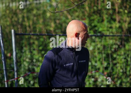 Pontevedra, Spanien, 3. November 2024: Ehemaliger Radfahrer Sven Nys während des Juniorenrennens der Männer bei der Cyclocross-Europameisterschaft 2024 am 3. November 2024 in Pontevedra, Spanien. Quelle: Alberto Brevers / Alamy Live News. Stockfoto