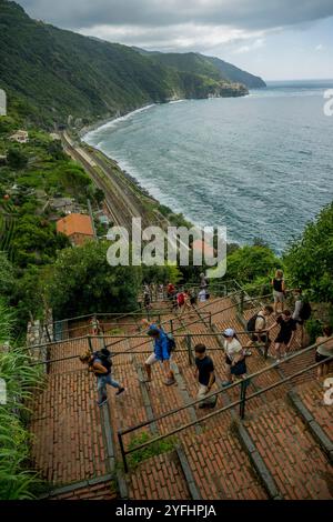 Die Leute auf der Treppe, genannt Lardarina, verbinden den Bahnhof mit dem Dorf, im Zickzack 380 Stufen hinauf, um Corniglia, Cinque Ter, zu erreichen Stockfoto