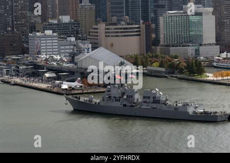 New York City, Usa. November 2024. Der Arleigh-Burke-Klasse-Raketenzerstörer USS John Basilone zieht am 4. November 2024 in New York City an der Anlegestelle des Pier 88 an, um als neuestes Marineschiff in Betrieb zu nehmen. Quelle: EJ Hersom/DOD Photo/Alamy Live News Stockfoto