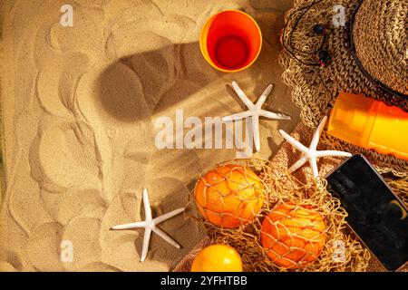 Konzept des Sandstrandurlaubs mit Accessoires und Obst, Blick von oben, flache Lage. Hintergrund mit Kopierraum für Text abschleifen Stockfoto