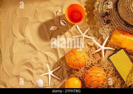 Konzept des Sandstrandurlaubs mit Accessoires und Obst, Blick von oben, flache Lage. Hintergrund mit Kopierraum für Text abschleifen Stockfoto