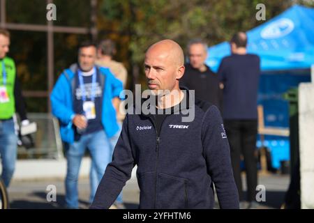 Pontevedra, Spanien, 3. November 2024: Ehemaliger Radfahrer Sven Nys während des Juniorenrennens der Männer bei der Cyclocross-Europameisterschaft 2024 am 3. November 2024 in Pontevedra, Spanien. Quelle: Alberto Brevers / Alamy Live News. Stockfoto