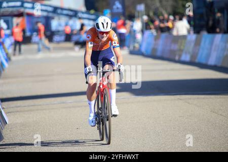 Pontevedra, Spanien, 3. November 2024: Niederländische Radfahrerin Leonie Bentveld (4) beim U23-Rennen der Cyclocross-Europameisterschaften 2024 am 3. November 2024 in Pontevedra, Spanien. Quelle: Alberto Brevers / Alamy Live News. Stockfoto