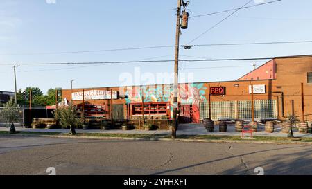 KNOXVILLE, TENNESSEE, USA-SEPTEMBER 22, 2024: Barrelhouse BBQ in Old North Knoxville. Lamar Street. Stockfoto